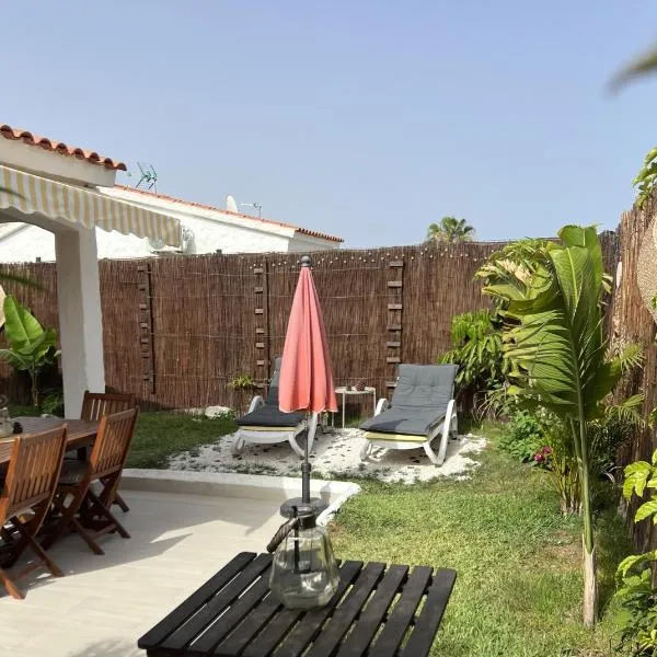 BuzzStays: 1-Bed Bungalow, Garden, Near Yumbo & Beach、マスパロマスのホテル