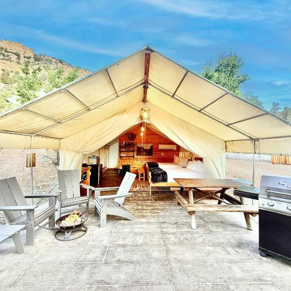 Glamping Tent #2 with Heat AC and Private Bath, hotel v destinaci Orderville