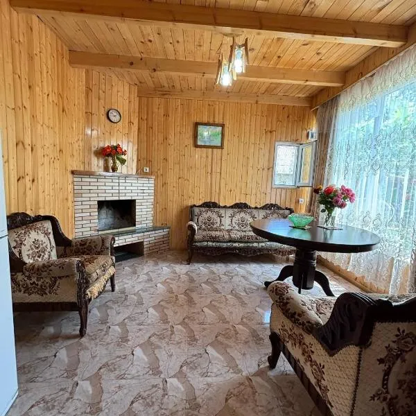 Friendly Cottage with small Pool, hotel in Ambrolauri