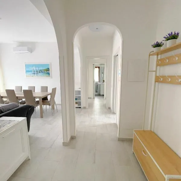 SEA PEARL Boutique Apartment - Bright and spacious, with modern Mediterranean décor, just 100 meters from the Lavinio seafront, hotel in Anzio