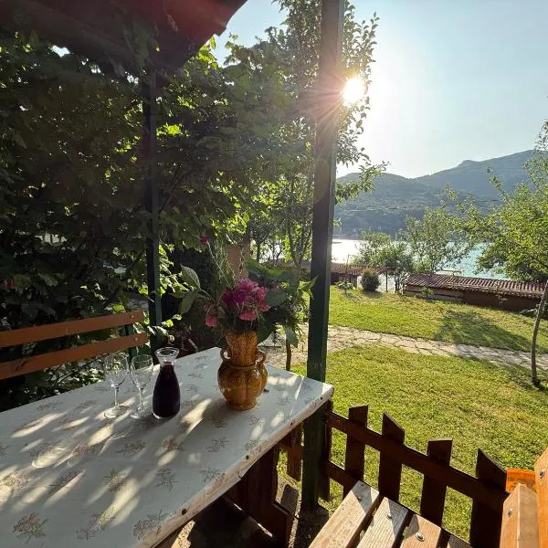 Wooden Lakefront Bungalow, hotel in Jablanica