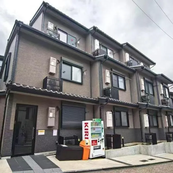 Home in Kyoto kiyomizu, city walk 5 minutes Kiyomizu Temple, washmachine, kitchen, TV in room&bathroom, viešbutis Kiote