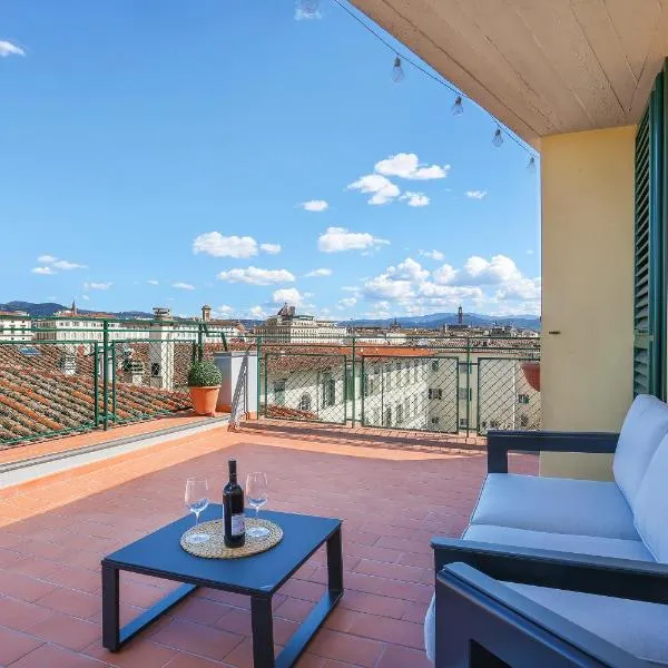 Penthouse with big terrace in Oltrarno، فندق في فلورنسا