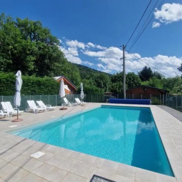 Chalet avec piscine 2C, hotel em Laffrey