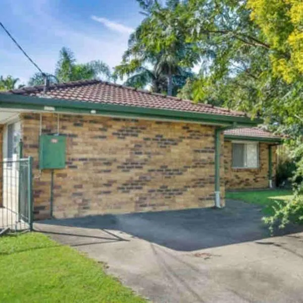 3 Bed House free parking,Master with AC, hotel in Browns Plains