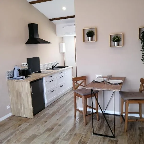Charmant logement 2 personnes avec extérieur, hotel in Orange