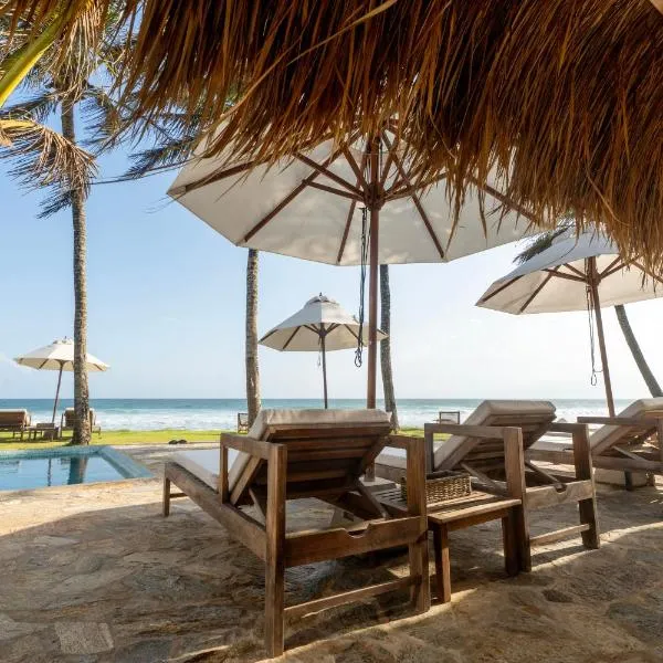 KUKI BEACH - Beachfront Villa in Ahangama, khách sạn ở Ahangama