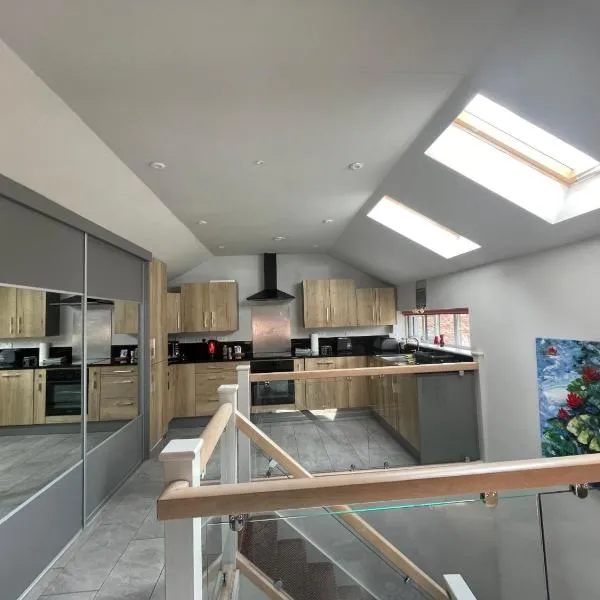 Entire cottage close to Coventry City Centre with 4 en suite bedrooms and gated parking, хотел в Ковънтри