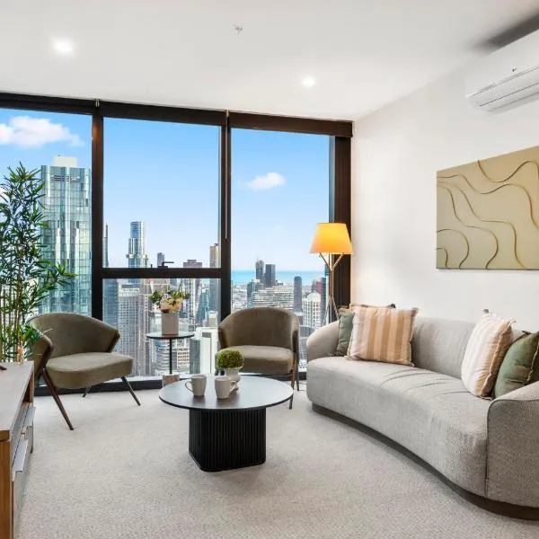 Exquisite Skyline Luxe 3BR Apt Pool & Gym, hotel v Melbourne