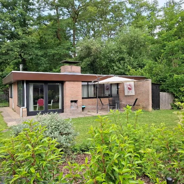 Zonnige vrijstaande bungalow in prachtige omgeving!, hotel en Rekem