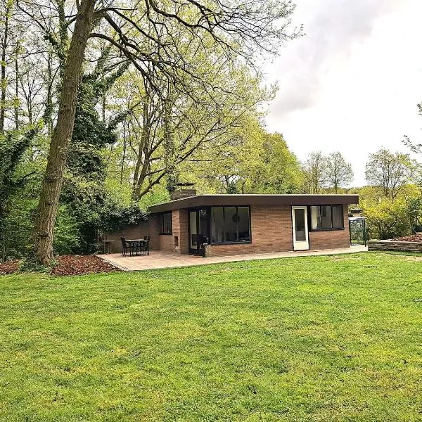 Vrijstaande vakantiebungalow met optimale privacy!!, hotel em Rekem