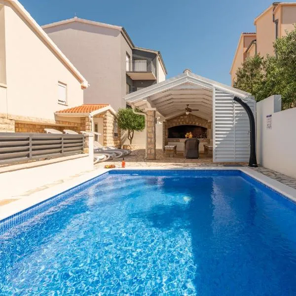 Apartmant Shine Luxury Privat Pool & Jacuzzi, hotel v destinácii Maslenica
