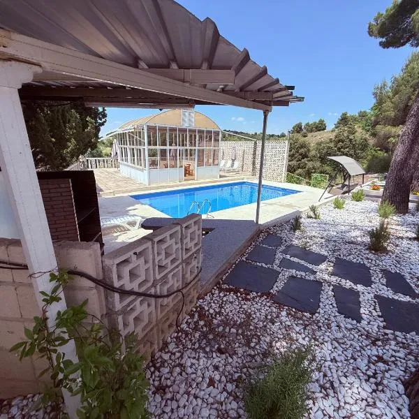 Luxury Villa con piscina y tenis privados, hotel in Argés
