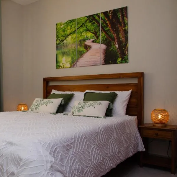Ellara Escapes - Modern 1-Bedroom Apartment with Hill View - Sodnac, Quatre Bornes โรงแรมในกาตร์บอร์นส์