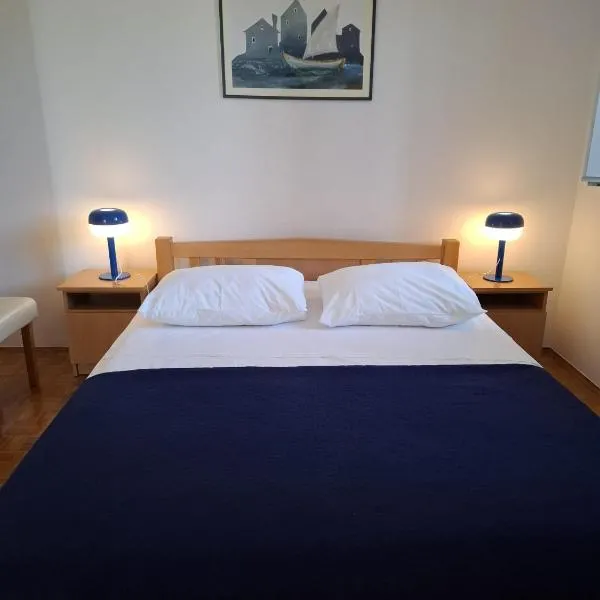 Balcony apartment with a sea view in town center，波爾的飯店