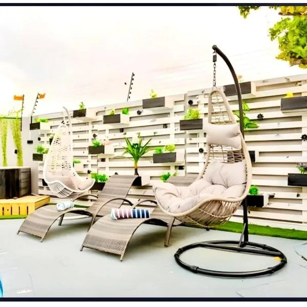 Caline VIP Luxury Jacuzzi &, Swimming Pool MEWS, hotel in Cape Town