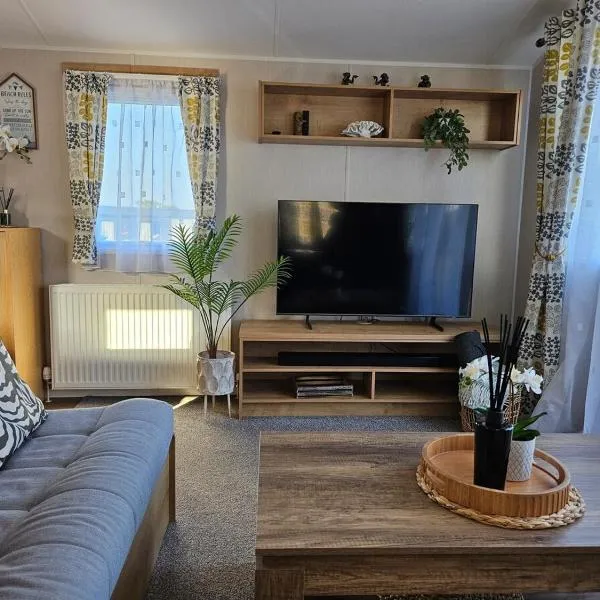 Modern Caravan - Park Dean-Camber Sands - sleeps 6- ENTERTAINMENT PASSES NOT INCLUDED, hotel v destinaci Camber
