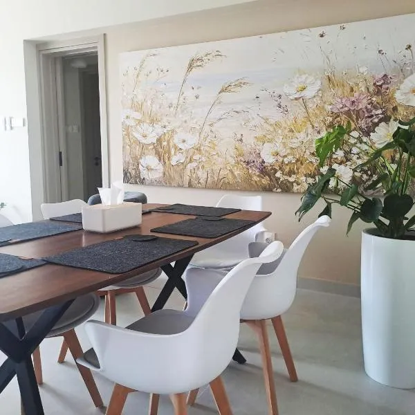 Sea View Floral Suite - 2 bedroom, hotel in Larnaka