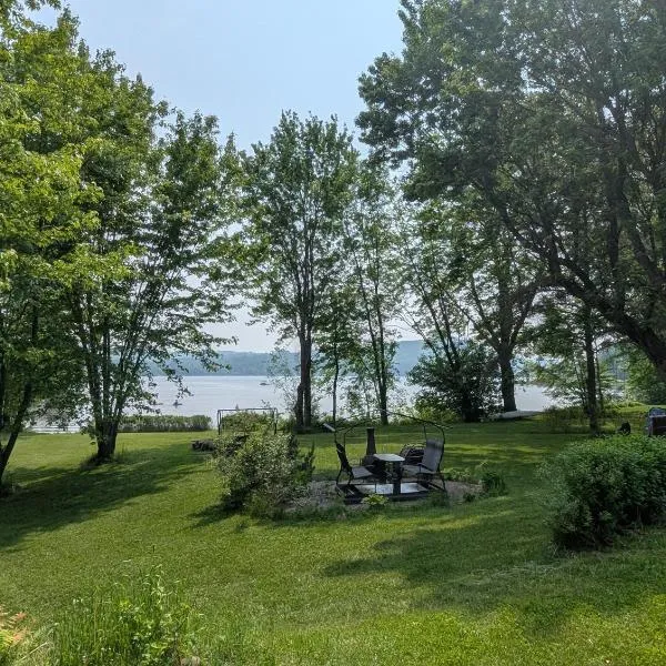 Chalet au bord de l'eau Le Nénuphar, hotel v destinaci Trois-Lacs