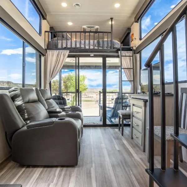 Coyote Moon Lodge Tiny Home near Zion National Park, отель в городе Apple Valley