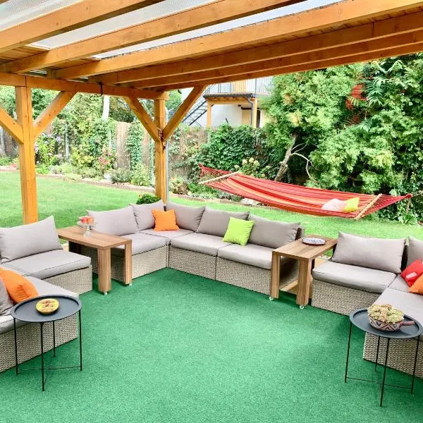 Szárszó Apartment with 3 rooms and PRIVATE BEACH, PRIVATE PARKING, hotel v destinaci Balatonszárszó