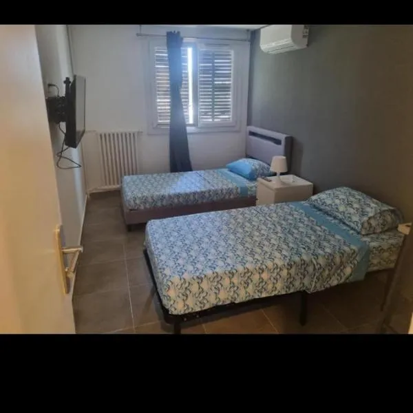 Chambre privative rénové 2024, climatisation, tramway sur place , 12 min centre, 16 min plage, aperçu latéral mer, 2 wc avec 2 salle de bain, private room renovated 2024, air-conditioned , tram on spot, 2 toilets and 2 bathrooms, hotel v Nice