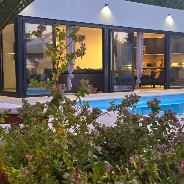 Villa TM with private heated pool, poolhouse & private garage, hotel en Milna