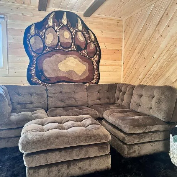 Elegant, Cozy Cub Cabin near Lake with Laundry Unit, hotel in Big Lake