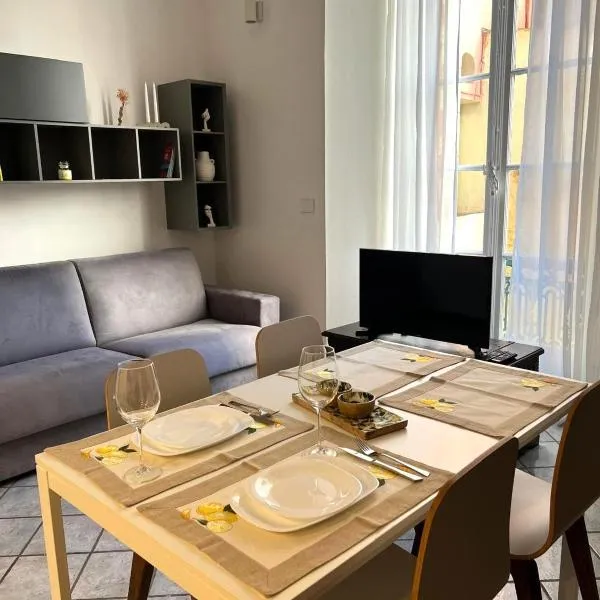 Exclusive apartment by sea near Monaco for 3 people W Lan Kitchen Bedroom, hotel in Menton