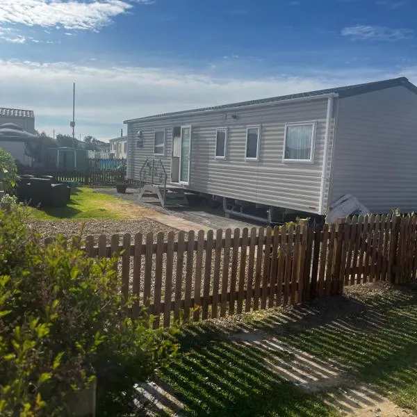 166 unity beach central location sleeps 8 pet friendly caravan, hotel di Brean