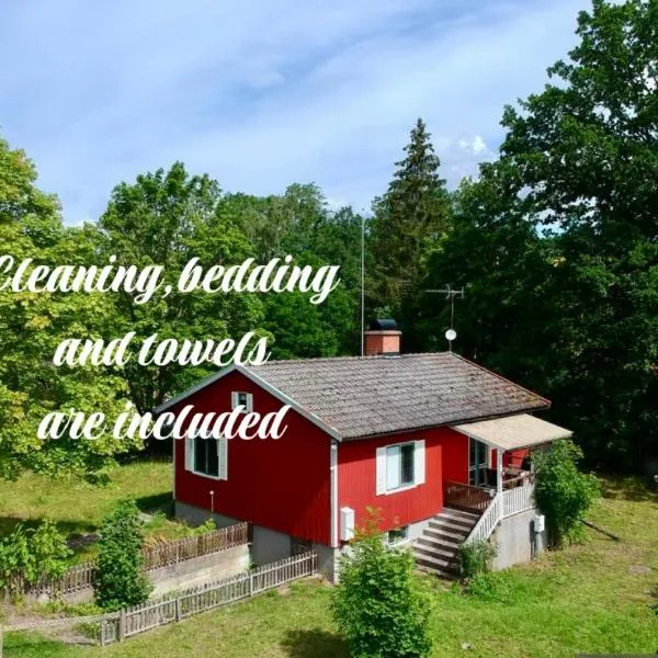 Vacation villa with fenced yard, hotel v destinaci Blomstermåla