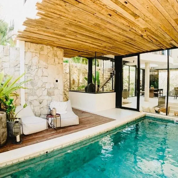 Villa KHAYA Seminyak Stylish 2-Bedroom Villa Just 900m from the Beach, hotel in Badung