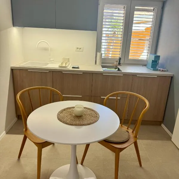 Sunny Old Town Apartment, hotel en Koper