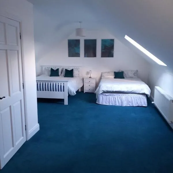 Charming East Clare Apartment, hotel v destinaci Coolcoosaun