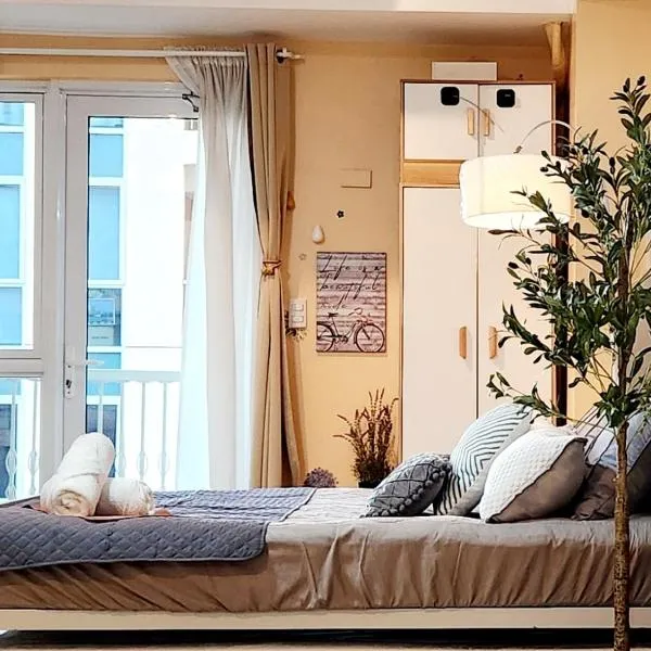 12e Spacious Cozy Suite at The Venice Mall with FREE Parking and Washing Machine, hotel in Manila