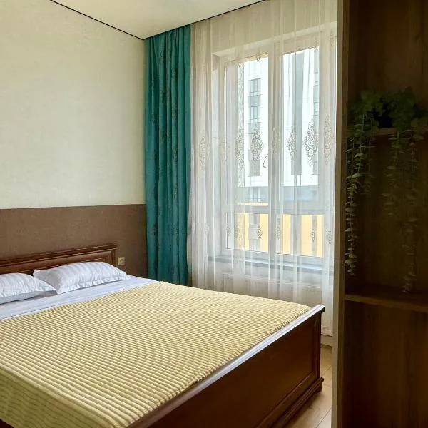 Modern apartment in the city center with 3 rooms studio, hotel en Almaty