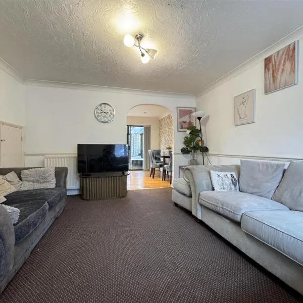 Olive, 3Bedrooms,1 extra Rm, Sleeps 9 with Garden, Free Parking in Grays, Lakeside, London, khách sạn ở Grays Thurrock