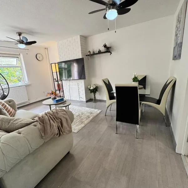 Swanky3Bed HomeModern Kitchen, hotel in Dudley