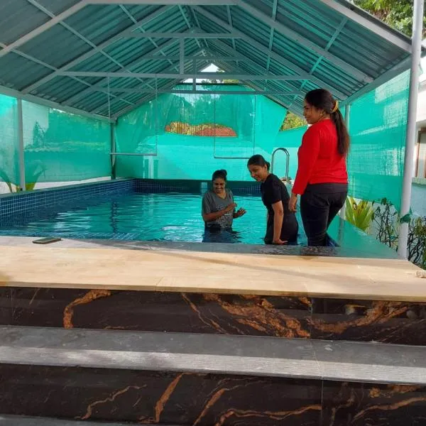 Johnson's Homestay With Pool & Ecohouseboat near town beach، فندق في أليبي
