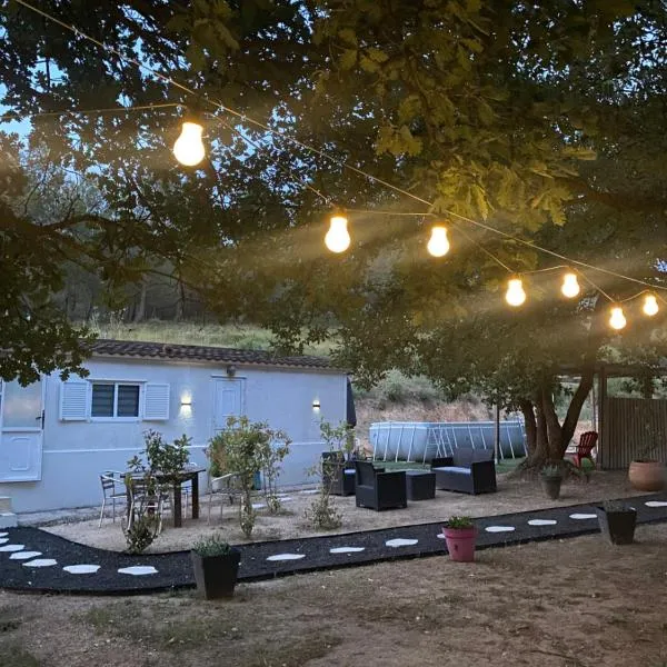 Bungalow avec piscine privative proche Aix en Provence – hotel w mieście La Barben