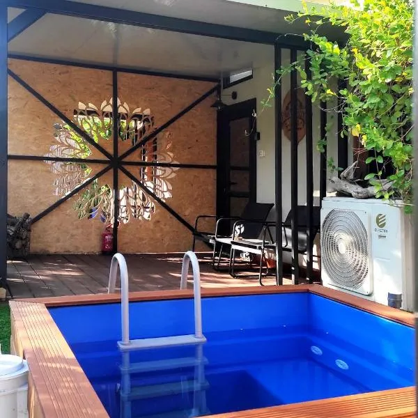 Jordan River Village, hotel u gradu Menaẖemya