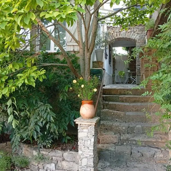 Studio magnolia, hotel v destinácii Sainte-Anastasie-sur-Issole