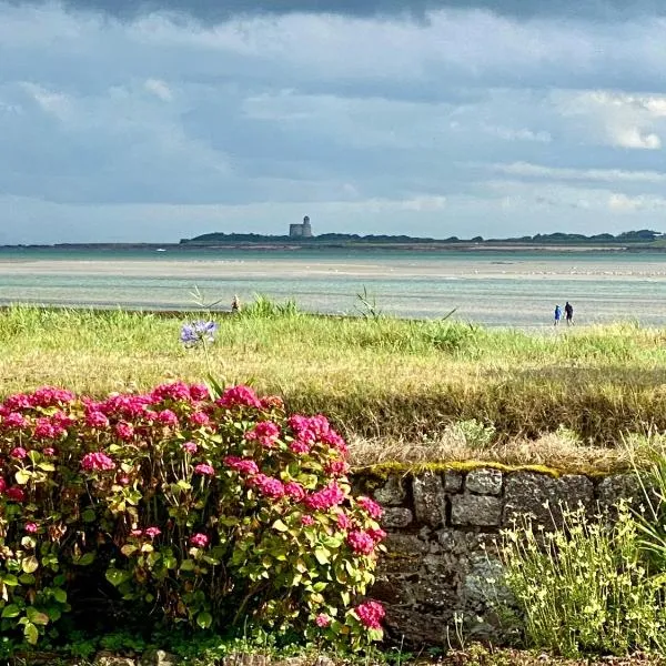 Villa Saint Antoine, vue mer à 60m de la plage, hotel in Réville