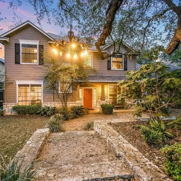 Walk to Zilker Barton Springs 5BR 3BA Villa Sleeps 14