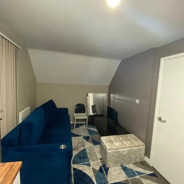 Private Double Bed with Super Fast WiFi Shared Bathroom & Lounge in a 2 Bedroom Apartment, Paid Parking On-Site, hotel di Coventry