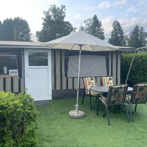 Wohnwagen mit Vorzelt auf einem Campingplatz, hotel in Affing