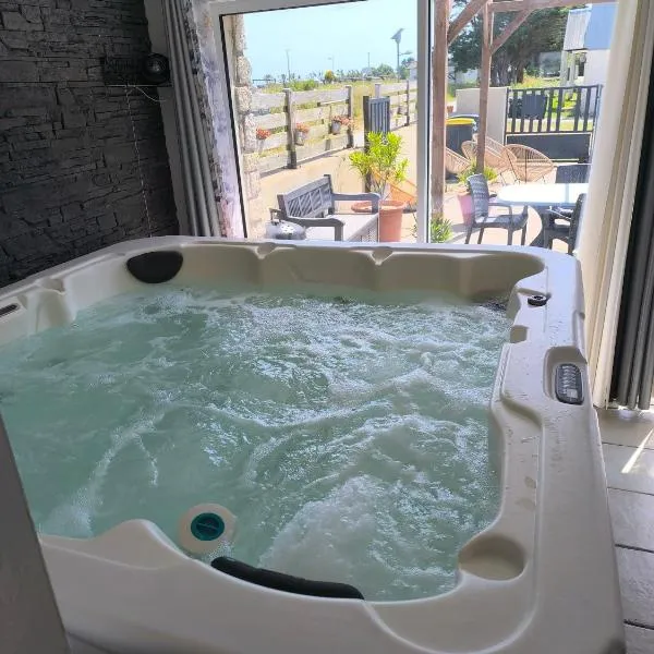 Maison vue mer avec Jacuzzi, hotel v mestu Gâvres