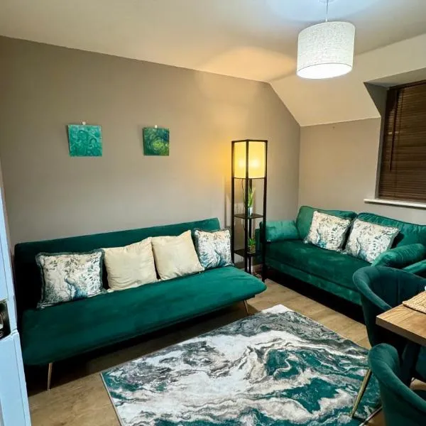 Emerald dream house, hotel in Swindon