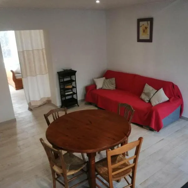 Gîte calme bercé par le bruit du ruisseau, Hotel in Arinthod