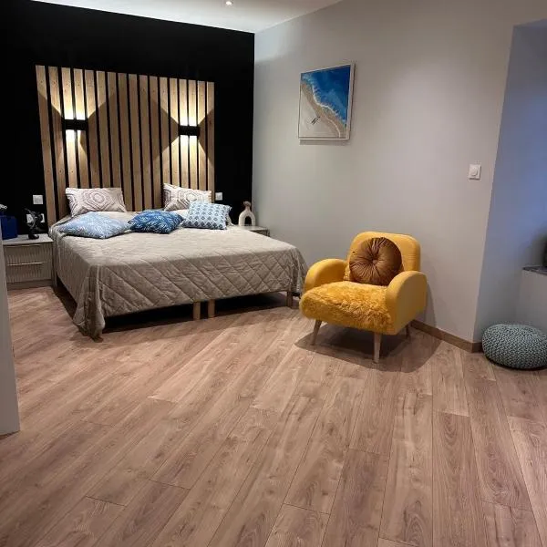 Chambre privée avec salle de bain, hotel in Domagné